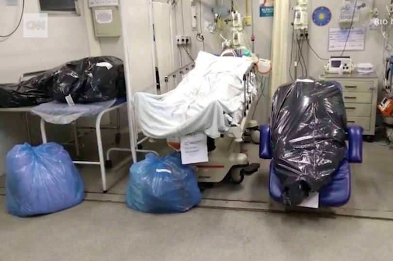 巴西疫情死亡人数超5万,病人在医院治疗,旁边塑料袋装满了尸体_腾讯