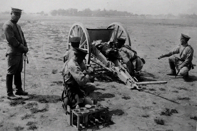 步兵配长枪,骑兵配短式的马枪,军官配六响左轮手枪,炮兵配格鲁森快炮