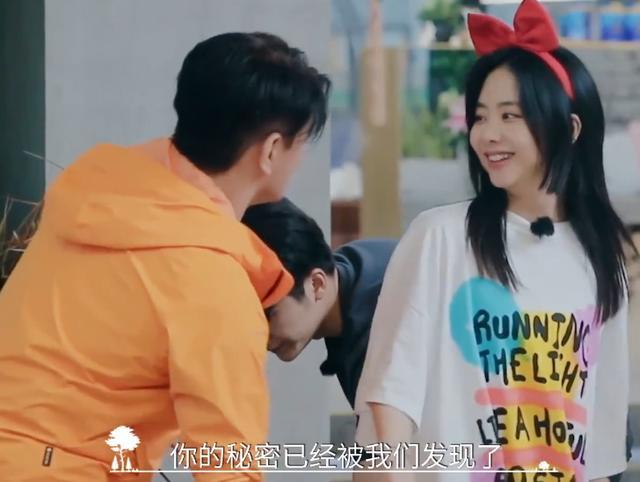 谭松韵被吴奇隆抬起来称体重,谁注意郑爽看到后反应?女生的通病