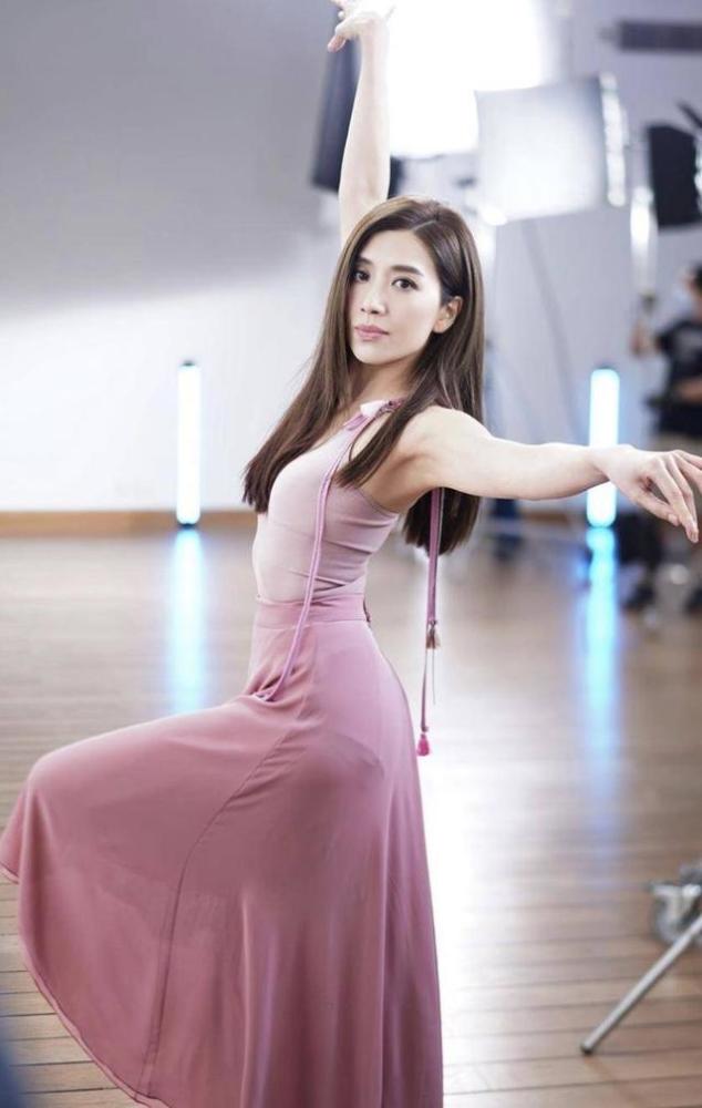 一向都是"舞"得之人的黄智雯除了跳舞之外,还时不时健身操fit身材