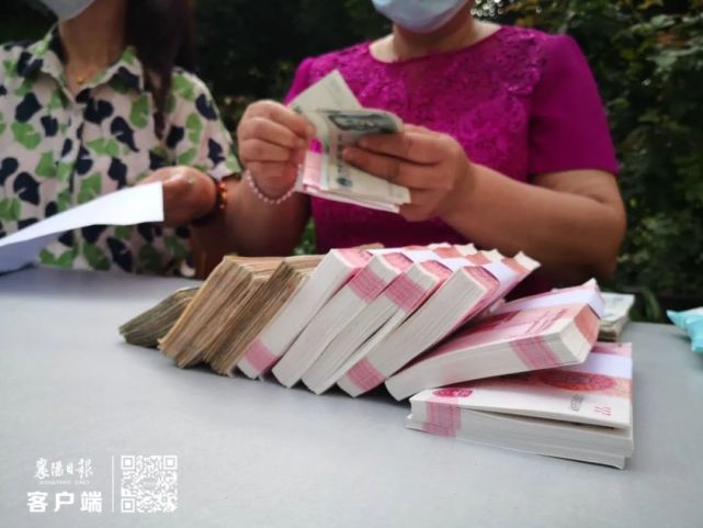 今天,湖北一小区给业主发10万元现金!