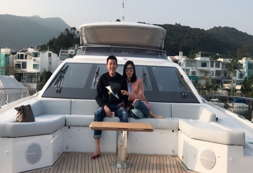 秦升与王剑群的生活非常奢华,两人开着兰博基尼豪车看风景,还用名贵的