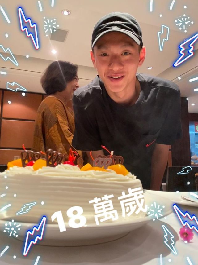 当然了,邱煌祎会这么懂事,还是因为养母邱黎宽教育得好.