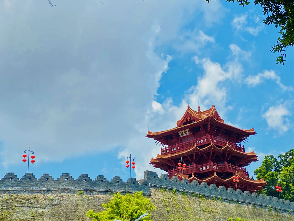 位於宋城牆上的披雲樓,始建於北宋政和三年(公元1118年),樓高三層