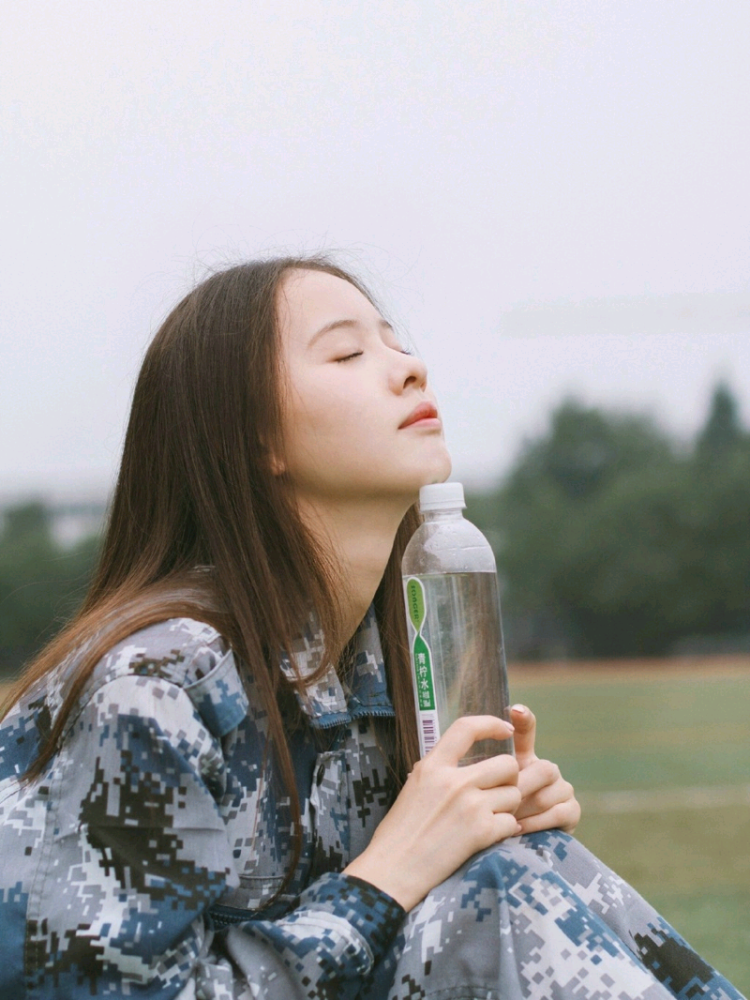 军训长发娃娃脸妹子侧颜美丽动人