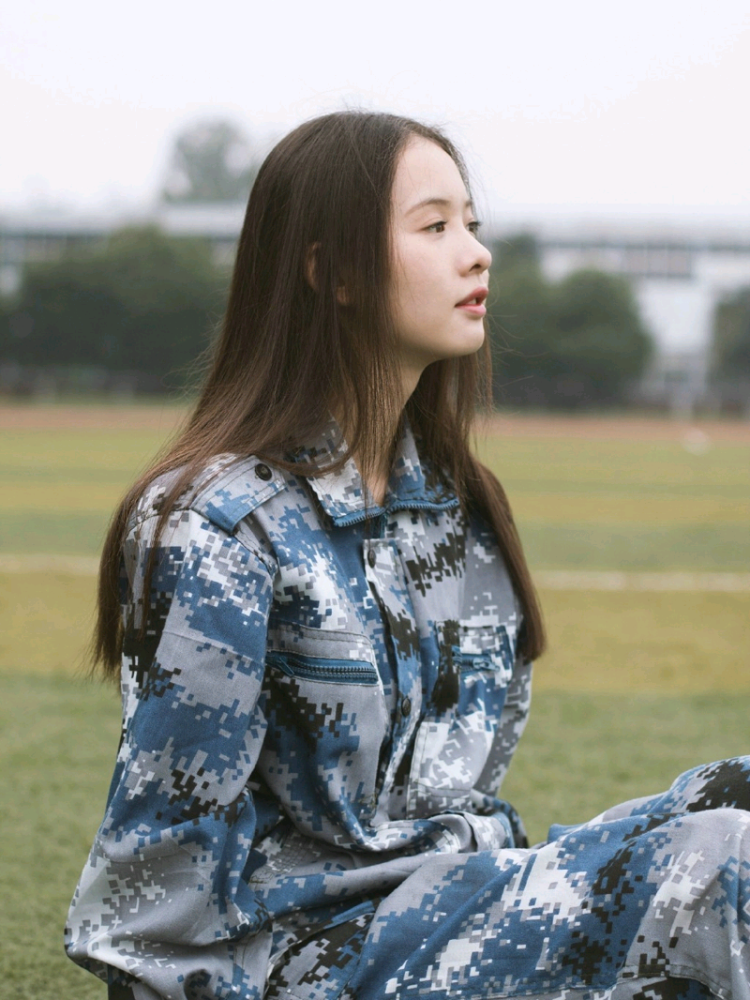 军训长发娃娃脸妹子侧颜美丽动人