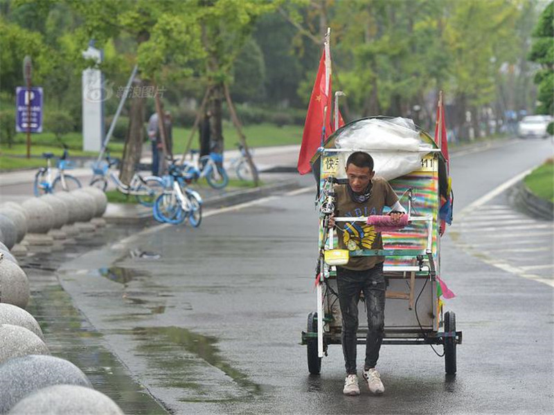 350斤小伙徒步拉车,本以为是励志篇,下一秒就被入镜的保时捷出卖!