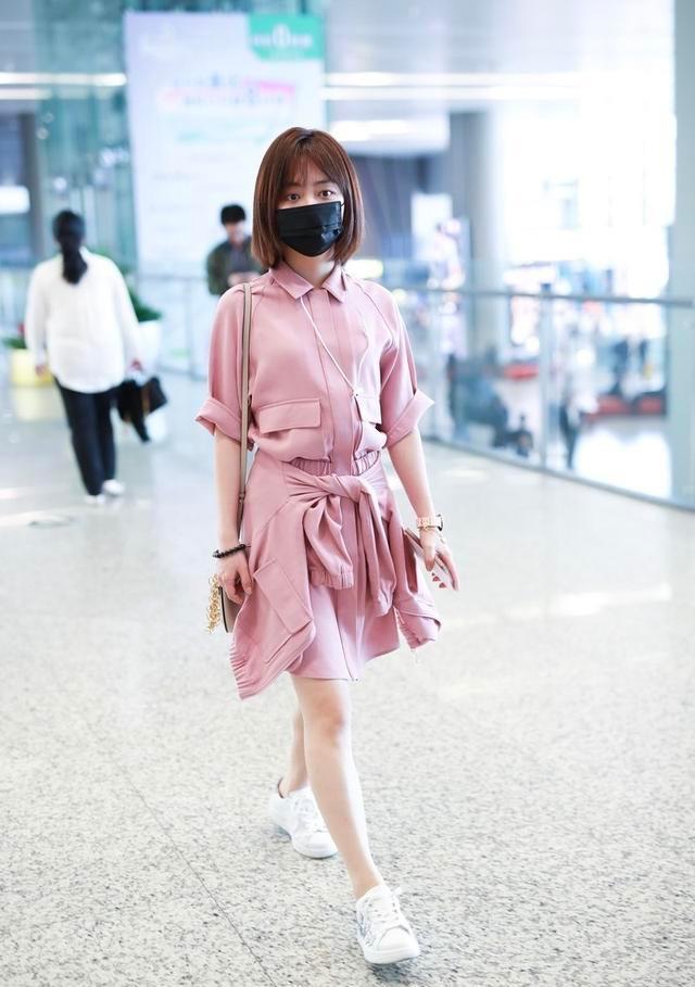 谭松韵童颜真可爱粉色口袋裙大方减龄短发清新太提气质
