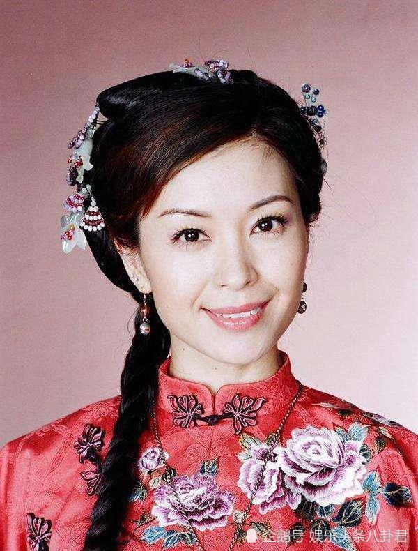 伍咏薇就是曾经以为很有名的美女明星.