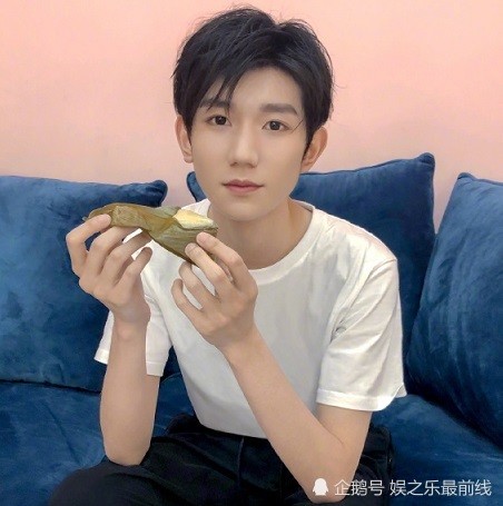 易烊千玺的发文:端午粽子打卡,同样附上他的本人照片.