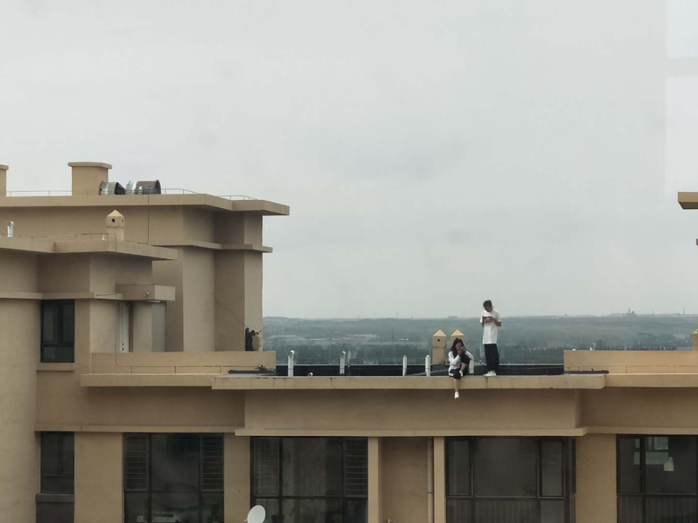 中卫两个女生在10多层楼顶拍照,还把脚伸到外面……_腾讯新闻