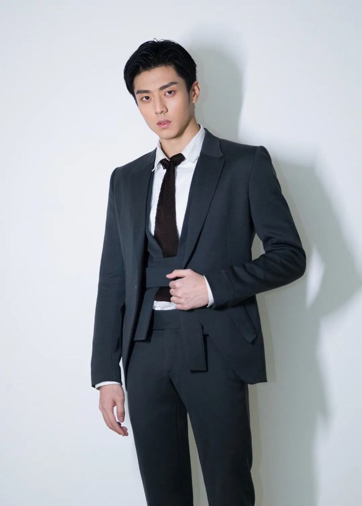 陈靖可身高一米八六,个高头小肩宽大长腿,身材比例