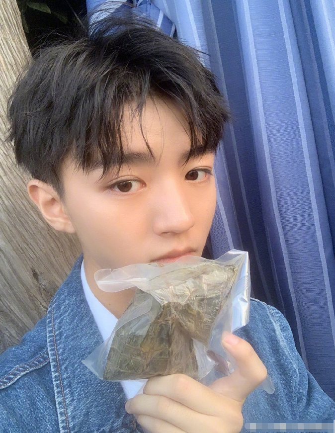 易烊千玺举粽子打卡,王源无奖猜馅儿,看到王俊凯:这哥们太会玩