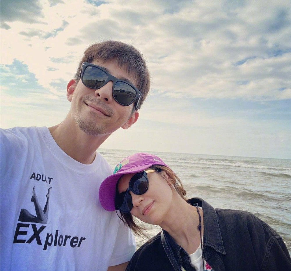 贾静雯|贾静雯陶晶莹家合体庆爸爸节，梧桐妹占据C位，咘咘挤鬼脸，波妞闭眼吹蜡烛