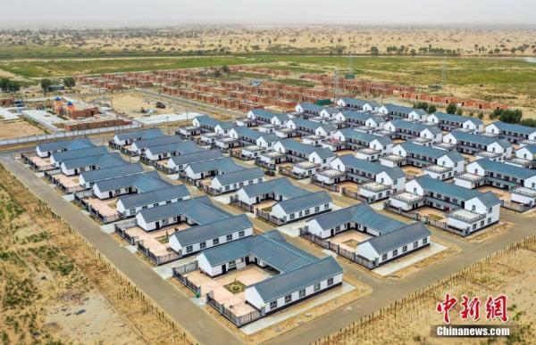 新疆于田县沙漠人家易地搬出新生活