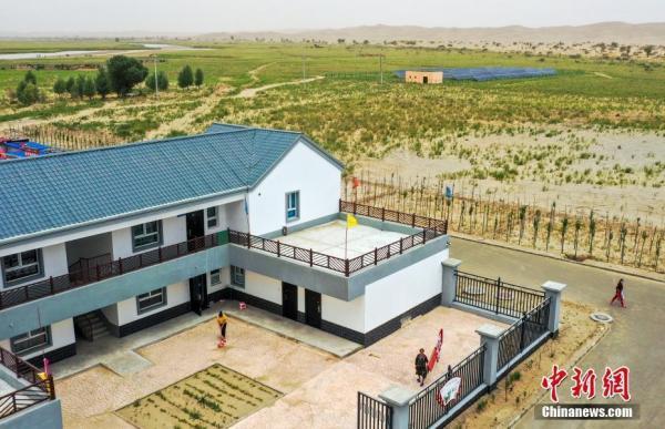 新疆于田县沙漠人家易地搬出新生活