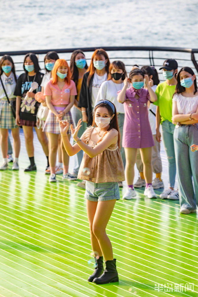 青岛百余00后海边随机舞蹈舞出时尚