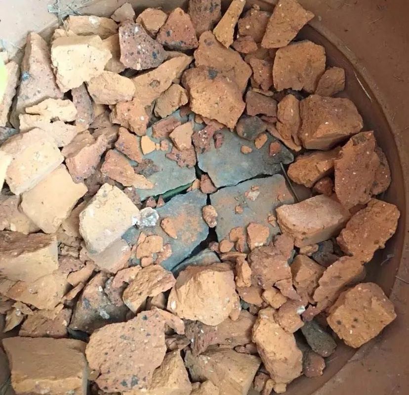 路边随便捡的红砖,完整的能当花盆使,烂碎块也有诸多妙用!