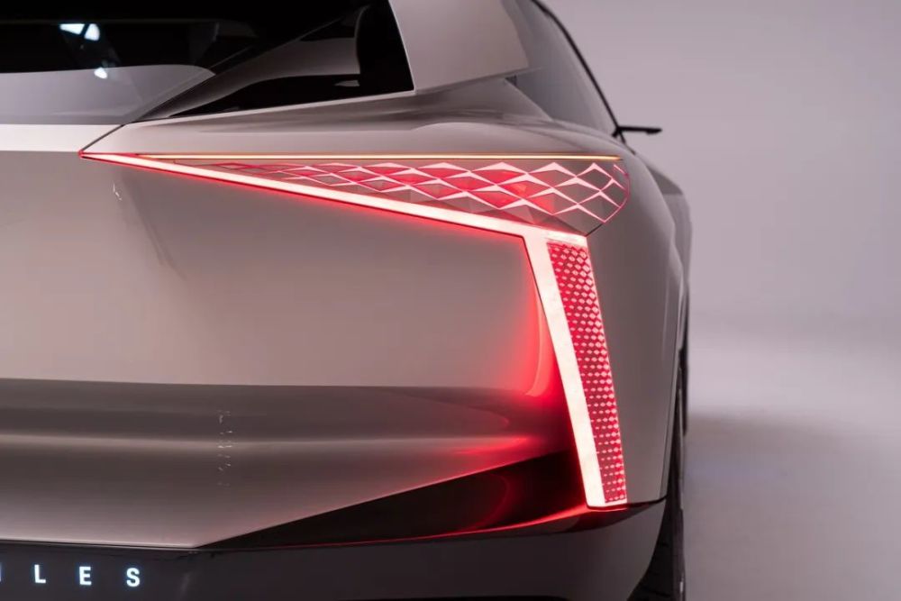 "晶雕式3d菱格尾灯"依然是ds的标志性元素