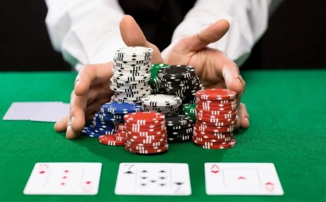 从事博彩的中介工作人员称之为"洗码仔","叠码仔","洗码仔"的工作是