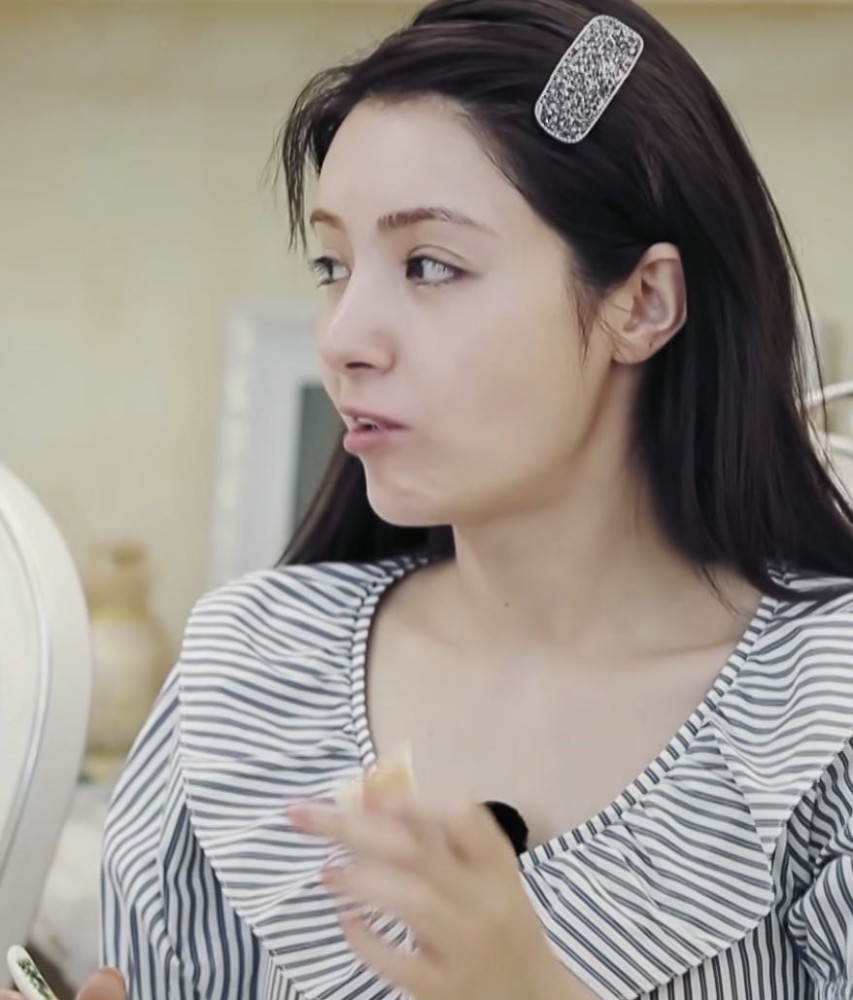 麦迪娜睡懒觉被妈妈喊起来化妆坚持素颜吃早饭的她很自信