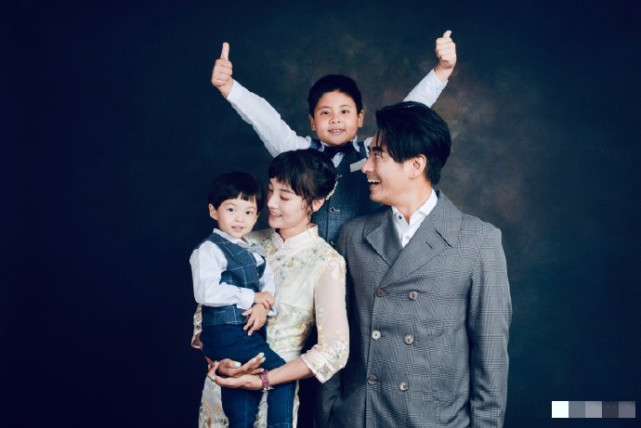 陈龙爱妻端午节晒一家八口全家福,双方父母出镜其乐融融,俩儿子超萌