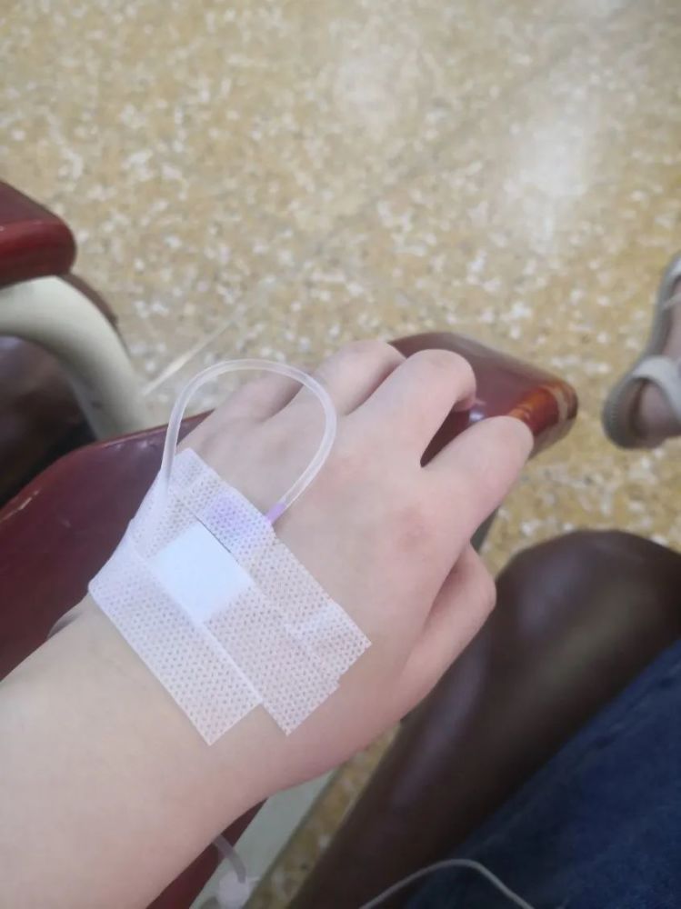 输液期间,用一只手打完了这篇果壳病人的初稿 | 作者供图总之,我这