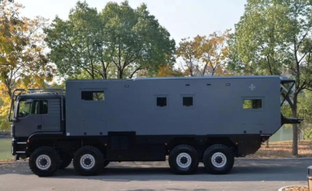 这辆8×8的越野房车,售价千万像移动堡垒,还带有800升的双油箱