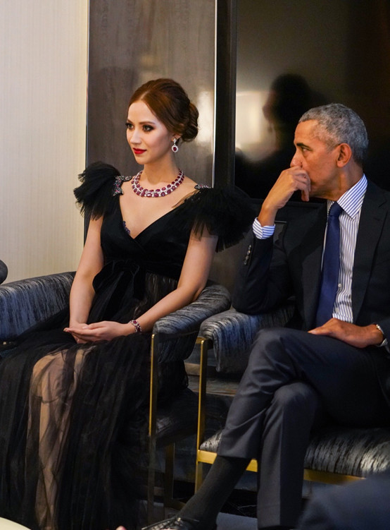 在座谈会上,eva佩戴了bellagraph的300克拉红宝石项链