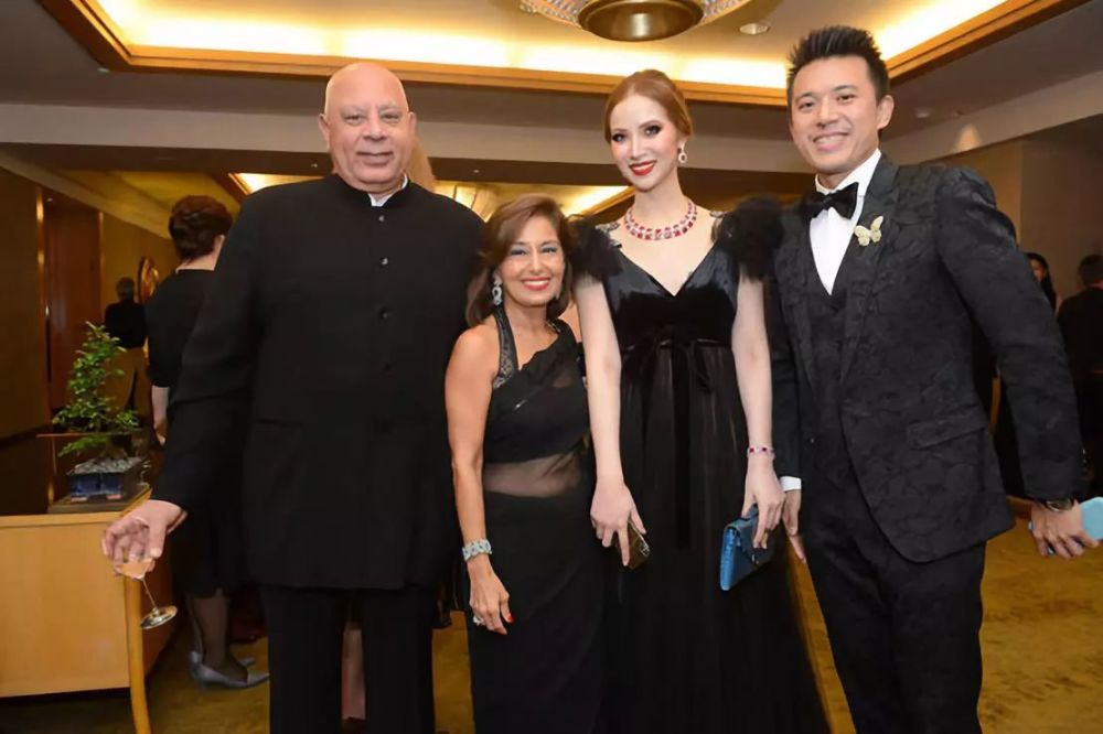 晚宴上,eva佩戴了bellagraph的300克拉红宝石项链以及