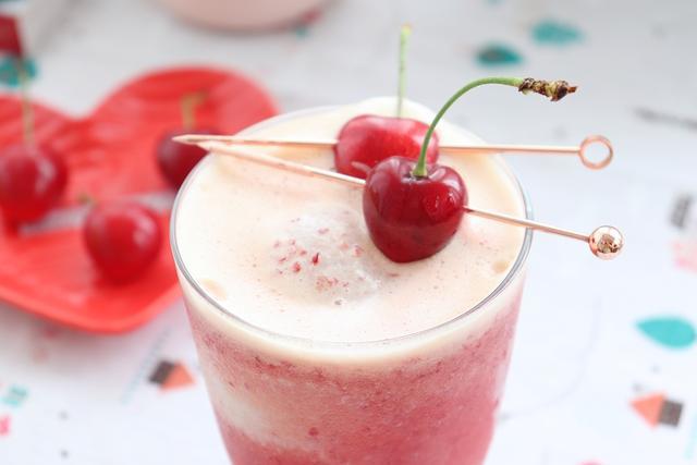炎热夏日来一杯樱桃牛奶冰饮,凉爽可口,红红的颜色也很吸睛哟