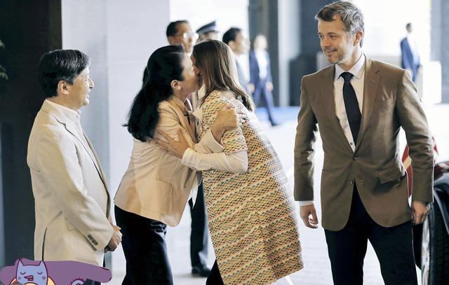 玛丽王妃行屈膝礼,雅子皇后表现很真实,表情太可爱了