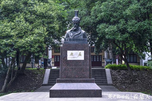 屈原纪念馆门前屈原半身雕像这位游客感慨,看完纪念馆内的文献,他终于
