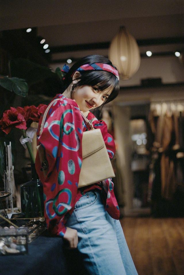 大家都知道沈月是一个比较娇小的女孩子,所以在穿衣搭配上尤其要注意