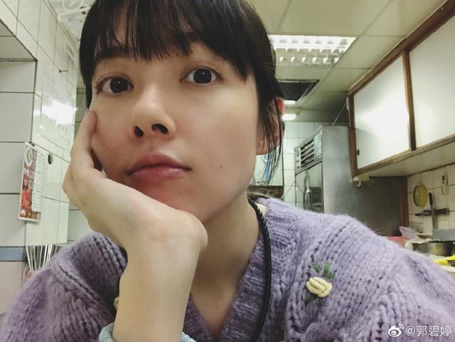 郭碧婷|孕妇郭碧婷剪利落短发留台待产，抱狗狗出镜脸上露久违笑容