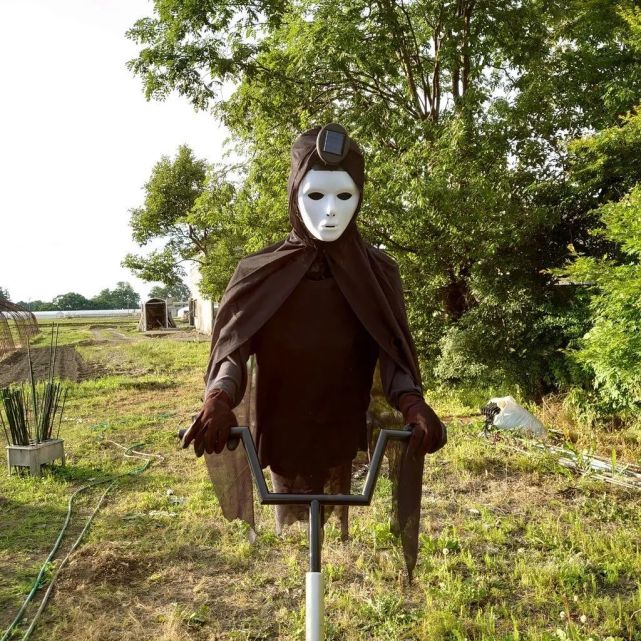 一位日本网友展示了父亲制作的稻草人这是人跑得比鸟快系列