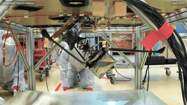 图注：NASA工程师正在测试机智号安装在毅力号底部。