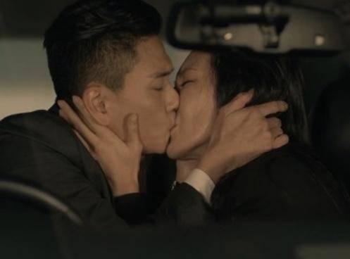 敬业!黄宗泽拍吻戏硬吃对方鼻涕,意外骨裂后坚持坐着轮椅拍打戏