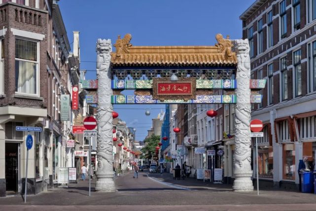 矗立十年,海牙唐人街中华牌坊翻新,油漆匠回忆黄金时代