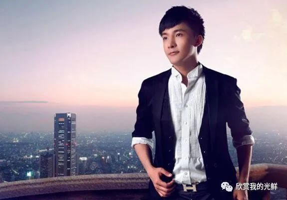 他是央视最帅主持人因涉毒坠楼身亡享年32岁母亲发文伸冤