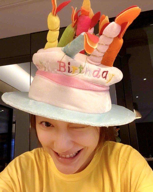 张庭50岁豪华生日派对曝光 林瑞阳戴大红花还涂白半张脸太怪异 张庭 林瑞阳 李嘉欣 应采儿