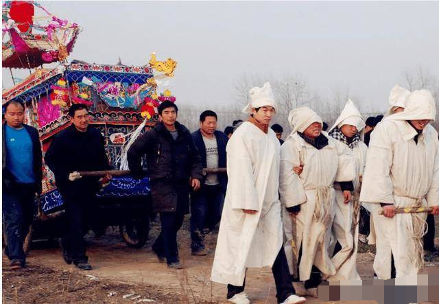 记得十多年前因业务需要到广西河池办事,途中碰到一支送丧队伍,只有十