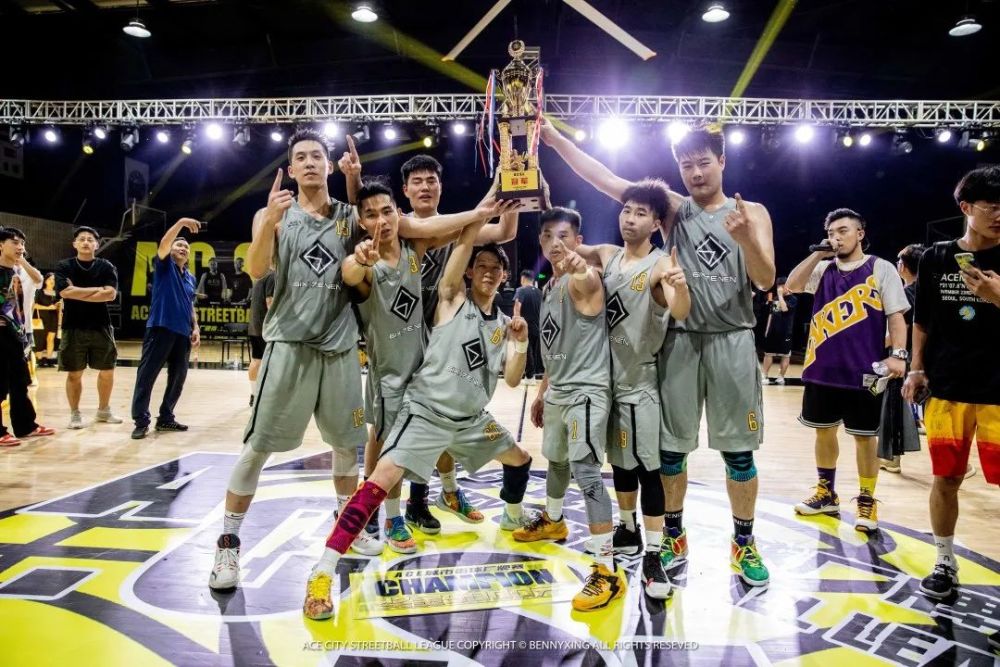 l大满贯得主摘得了扣篮冠军称号兰州newsky余昊隆同时在扣篮大赛中