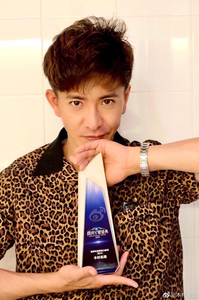 47岁木村拓哉晒粉嫩帅气自拍白头发抢镜长女心美仙女造型被盛赞