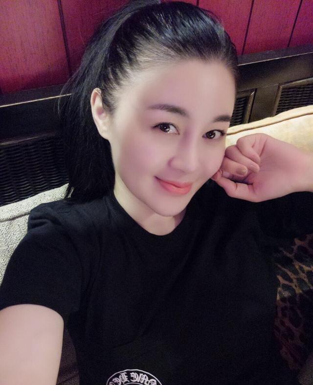 关婷娜的好身材藏不住,穿t恤还这么娇,难怪赵本山收她当女弟子