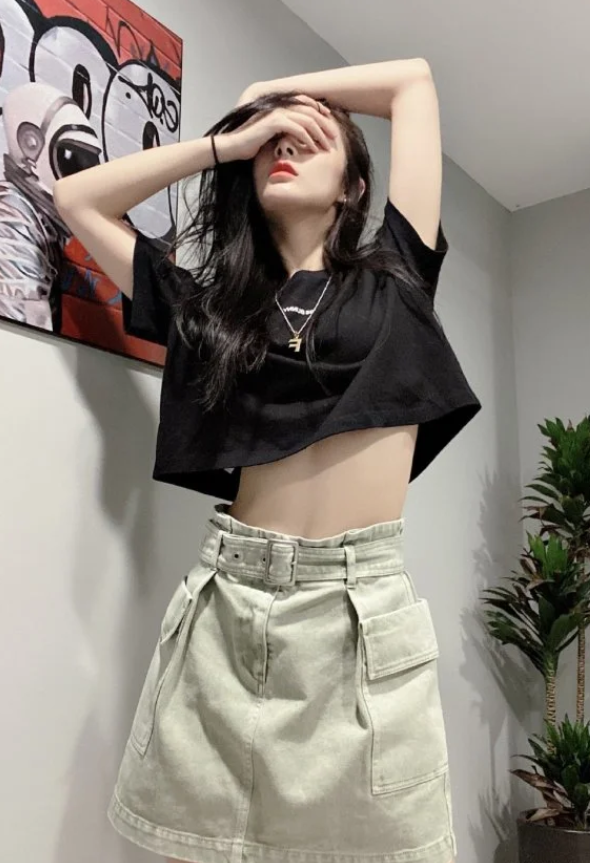 女人果然还是要瘦傅菁连儿童背心都挤得下秀出蚂蚁腰太绝