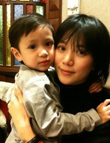 袁咏仪近照曝光被指不修边幅,一家三口腿最粗,张智霖发际线瞩目