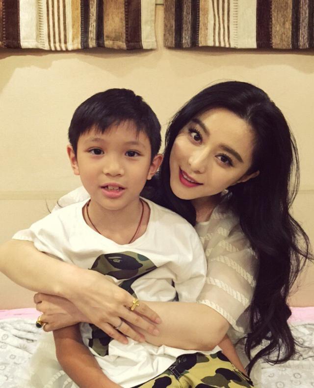 袁咏仪近照曝光被指不修边幅,一家三口腿最粗,张智霖发际线瞩目