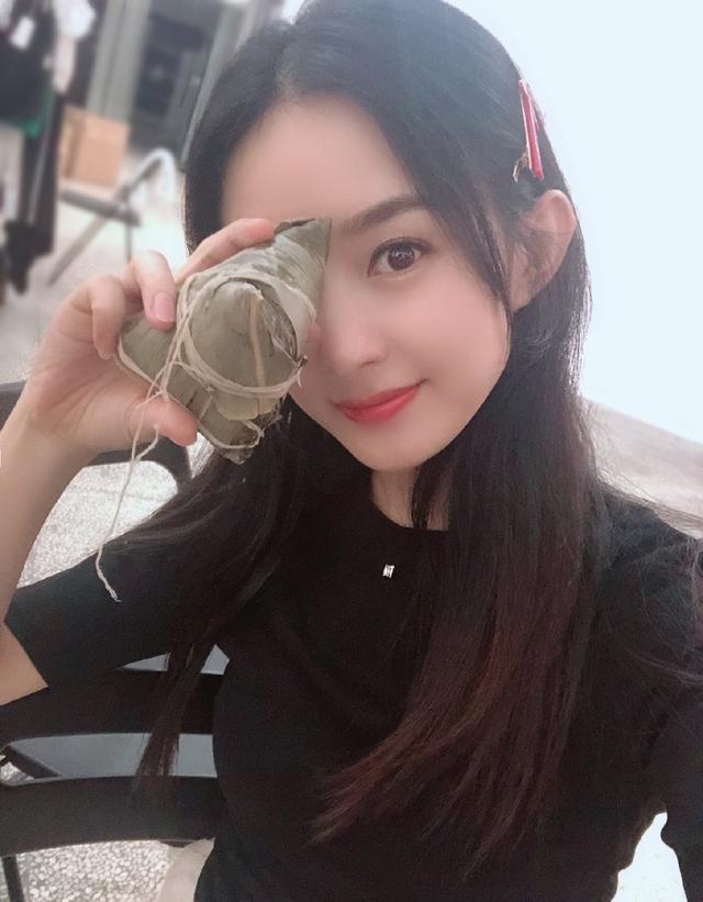 赵丽颖|85后小花赵丽颖和杨幂撞包被嘲造型抄袭！穿短款T恤秀小蛮腰，生图超能打