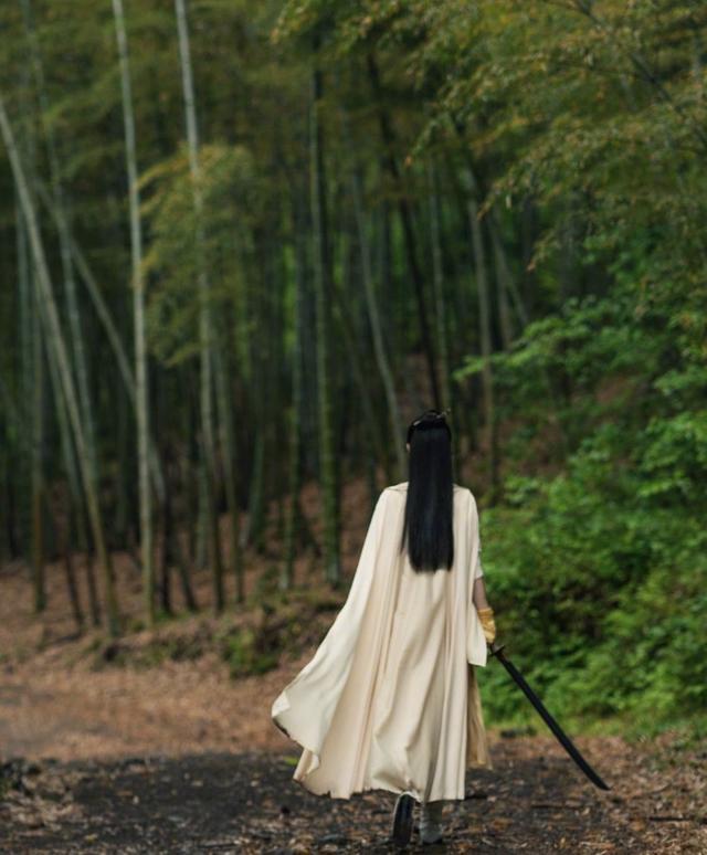 赵丽颖|85后小花赵丽颖和杨幂撞包被嘲造型抄袭！穿短款T恤秀小蛮腰，生图超能打